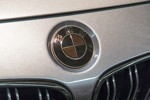 BMW M4 (F82) mit schwarzen BMW Emblemen.