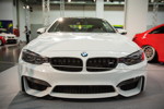 BMW M4 (F82) mit S55 B30 Motor, 431 PS, 550 Nm, Voll-Folierung in 'Oracal-Grey'.