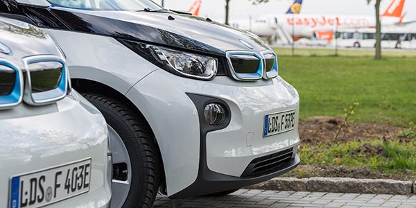 BMW Deutschland übergibt 30 BMW i3 und 30 BMW 216i Active Tourer an die Flughafen Berlin Brandenburg GmbH.