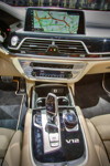 BMW M760Li Individual, Mittelkonsole mit V12-Signet