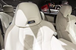 BMW M5 First Edition, Multifunktionssitze, Voll-Lederausstattung in Rauchweiß mit roten Kontrastziernähten