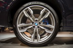 BMW X3 xDrive M40i auf 21 Zoll Felge, Typ Doppelspeiche 718 M mit Mischbereifung 245/40 R 21 (1.390,- Aufpreis), blau lackierter Bremssattel
