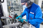 Produktion von Batteriezell-Prototypen zur Weiterentwicklung von Zellchemie, Zelldesign und Build-to-Print-Kompetenz.