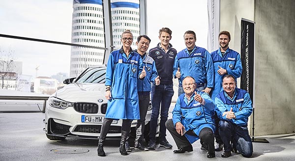 DTM Champion Marco Wittmann und Mitarbeiter des BMW Werk München, die an der Fertigung des BMW M4 DTM Champion Edition beteiligt waren.