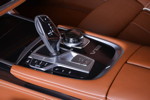 BMW M760Li xDrive M Performance, Mittelkonsole mit iDrive Controller und V12-Symbol