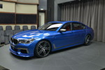 BMW M760Li in Estoril-Blau metallic im Show-Room von BMW Abu Dhabi Motors