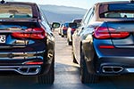BMW M760Li xDrive neben einem BMW M760Li V12 Excellence auf der privaten Rennstrecke von Thermal
