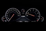 BMW M 760 Li xDrive Excellence, Tacho-Instrumente bis 260 km/h statt bis 310 km/h wie beim M Performance Modell