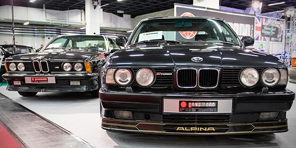 Retro Classics Cologne 2017: Die Firma 'gassmann' bietet u. a. einen BMW 635 CSi (E24) und einen BMW Alpina B10 Bi-Turbo (E34) an.