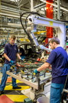 Leichtbauroboter tragen Kleber auf Scheiben auf, BMW Group Werk Leipzig