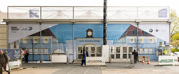 Temporäre Messe Halle 14, von außen mit einem Foto der BMW Classic München versehen, Eingang Ost zur Techno Classica 2017