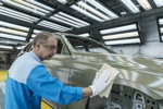 Qualitätskontrolle im Finish der kathodischen Tauchlackierung (KTL) im BMW Group Werk München
