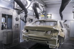 Roboter tragen vollautomatisch den ersten von zwei Basislackschichten auf die Karosserie auf, BMW Group Werk München, Lackiererei