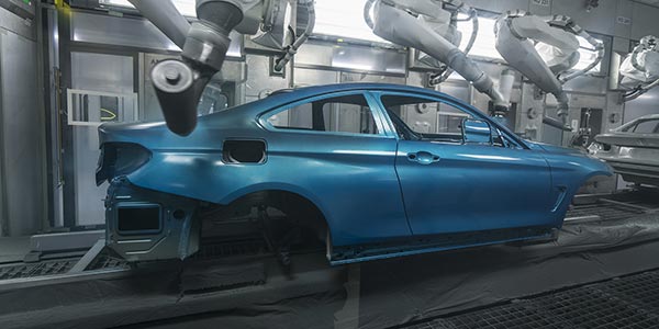 Durch elektrostatischen Farbauftrag erhalten die Karosserien die vom Kunden bestellte Farbe, BMW Group Werk München, Lackiererei