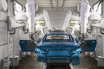 Der Decklack verleiht der Karosserie die vom Kunden gewünschte Fahrzeugfarbe, BMW Group Werk München, Lackiererei 