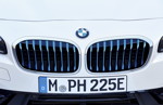 BMW 225xe iPerformance (Facelift 2018), neue, präsentere Niere, beim 225xe in blau.