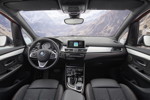 BMW 2er Active Tourer (Facelift 2018), exklusive Materialien und neue Sitzbezüge in Stoff-Sensatec und Leder werten den Innenraum auf.