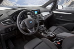 BMW 2er Active Tourer (Facelift 2018), optional mit Stauassistent, der bis 60 km/h das Fahrzeug selbstständig in der Spur hält.