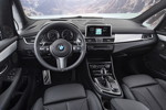 BMW 2er Gran Tourer (Facelift 2018), exklusive Materialien und neue Sitzbezüge in Stoff-Sensatec und Leder werten den Innenraum auf.