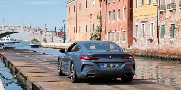 Das neue BMW 8er Coupe auf dem Canal Grande in Venedig