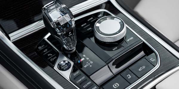 BMW 8er Cabriolet, Mittelkonsole mit iDrive Touch-Controller und Fahrerlebnisschalter