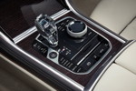 BMW 8er Cabriolet, Mittelkonsole mit Automatik-Schalthebel, iDrive Touch Controller und Fahrerlebnisschalter.