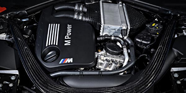 BMW M2 Competition, erhhte Steifigkeit des Vorderwagens durch CFK-Przisionsstrebe sowie Dom-Stirnwandstrebe.