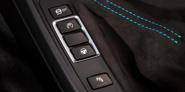 BMW M2 Competition, Direktwahltasten für den Zugriff auf die verschiedenen Motor- und Lenkungs-Kennlinien