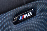 BMW M2 Competition, M2 Logo im Sitz