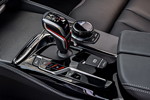 BMW M5 Competition, Automatik Wählhebel mit M-Logo, iDrive Controller und Fahrerlebnisschalter.