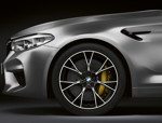 BMW M5 Competition, speziell entwickelte Leichtmetallräder im Y-Speichendesign und in Bicolor-Ausführung, optional mit M Carbon-Keramik Bremsanlage