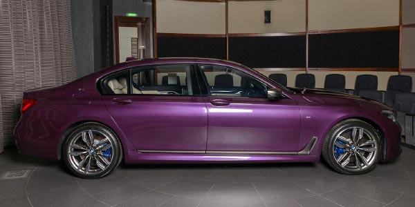 BMW M760Li in BMW Individual 'Purple silk metallic' im Showroom von BMW Abu Dhabi Motors