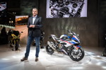 Dr. Markus Schramm, Leiter BMW Motorrad, stellt die neue BMW S 1000 RR in Mailand vor