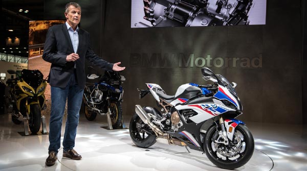 Dr. Markus Schramm, Leiter BMW Motorrad, stellt die neue BMW S 1000 RR in Mailand vor