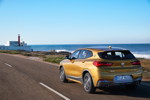 BMW X2 xDrive20d, Modell M Sport X, in Galvanic Gold, on location in Lissabon.