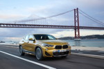 BMW X2 xDrive20d, Modell M Sport X, in Galvanic Gold, on location in Lissabon.