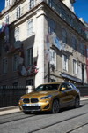 BMW X2 xDrive20d, Modell M Sport X, in Galvanic Gold, on location in Lissabon.