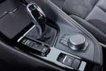 BMW X2, Schalthebel und iDrive Touch Controller auf der Mittelkonsole