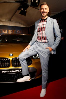 Jochen Schropp mit dem BMW X2 Sneaker bei der Bunte & BMW Festival Night im Restaurant Gendarmerie in Berlin am 16.02.2018.