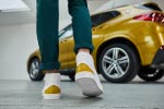 Zeig dich. Der BMW X2 Sneaker in Kooperation mit der Schuhmanufaktur VOR. 