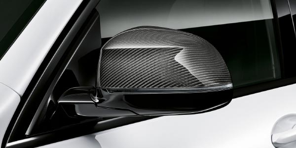 Der neue BMW X5 mit M Performance Parts. M Performance Außenspiegelkappe Carbon rechts.