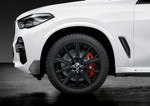 Der neue BMW X5 mit M Performance Parts. 20 Zoll M Leichtmetallrad Sternspeiche 748 M Jet Black matt, Komplettrad mit All-Terrain-Bereifung. M Performance 19 Zoll Bremsanlage.