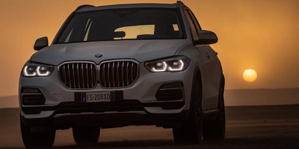 Der neue BMW X5 mit Vollgas durch die Kurven von BMW 'Monza, Sahara'.