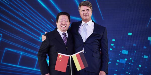 Harald Krüger (Vorstandsvorsitzender der BMW AG) mit Parteisekretär Chen Qiufa (CPC Liaoning Committee)