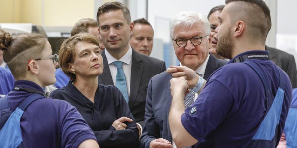 Bundesprsident Frank-Walter Steinmeier und seine Ehefrau Elke Bdenbender besuchen das Ausbildungszentrum im BMW Group Werk Leipzig.