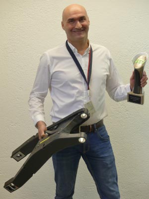 BMW Motorrad Projektleiter Elmar Jger prsentiert als Team-Stellvertreter den JEC Innovation Award