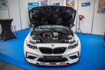 BMW M2 Competition mit M Performance Parts, mit Carbon Motorhaube, die 9 kg Gewicht einspart
