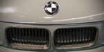 BMW 320i (Modell E36), BMW Emblem in schwarz, Nierenrahmen in Carbon
