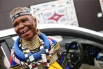 Frieze Art Fair: Eröffnung der BMW 7 Series Lounge, 5. Oktober 2016: Südafrikanische Künstlerin mit BMW Individual 7er by Esther Mahlangu im Hintergrund