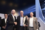 Excellence in Sales Award: Pieter Nota, BMW-Vorstand (links) übergab gemeinsam mit Erich Ebner von Eschenbach, Leiter Aftersales Business Management (rechts), den Preis in der Kategorie 'Aftersales' an Geelong BMW, Australien.